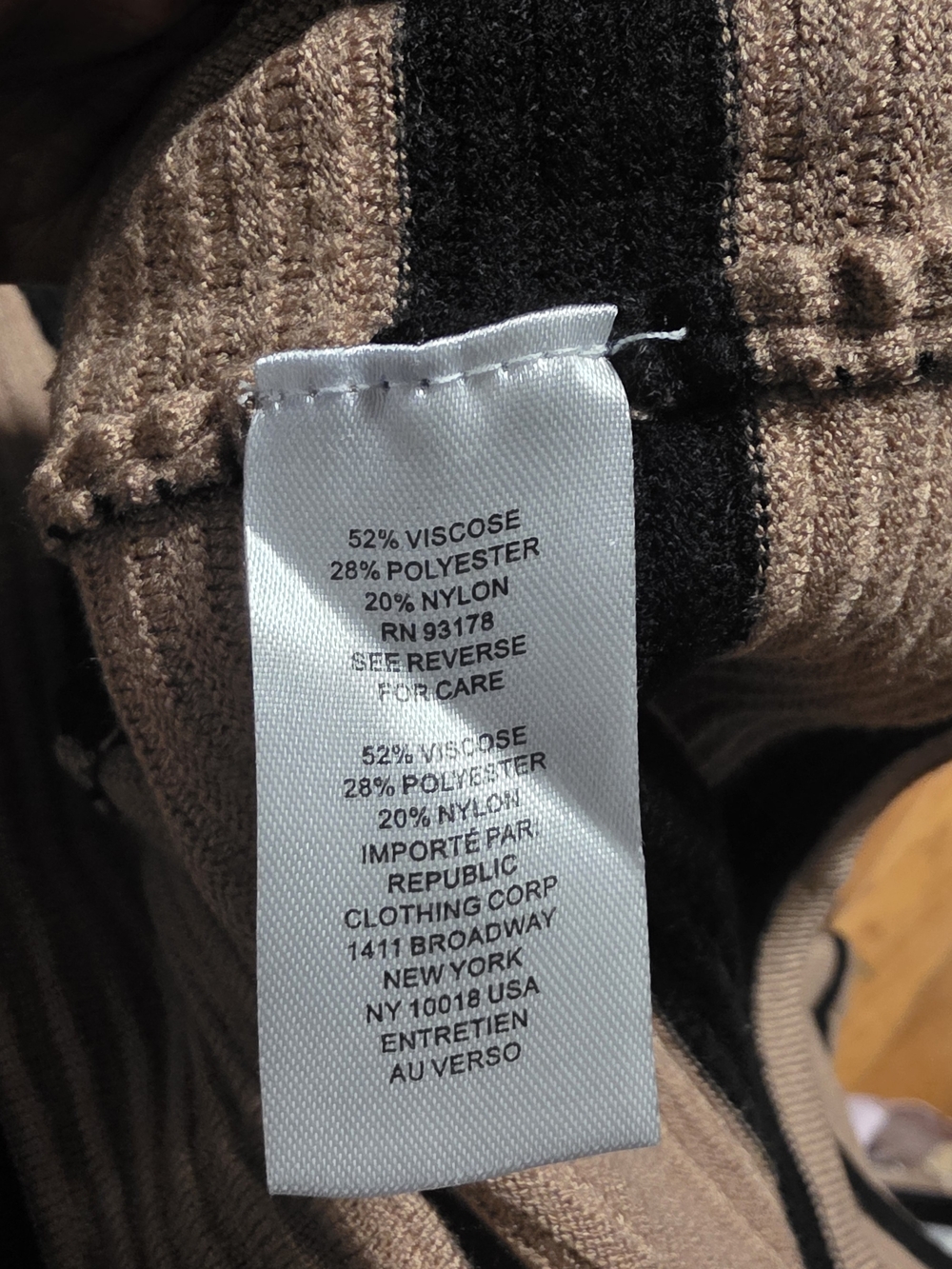 Tahari Womams Brown and Black Ribbed Sweater PTP 24.5 Inches - Picture 4 of 4